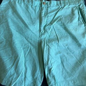 MENS IZOD SIZE 42 CARGO SHORTS